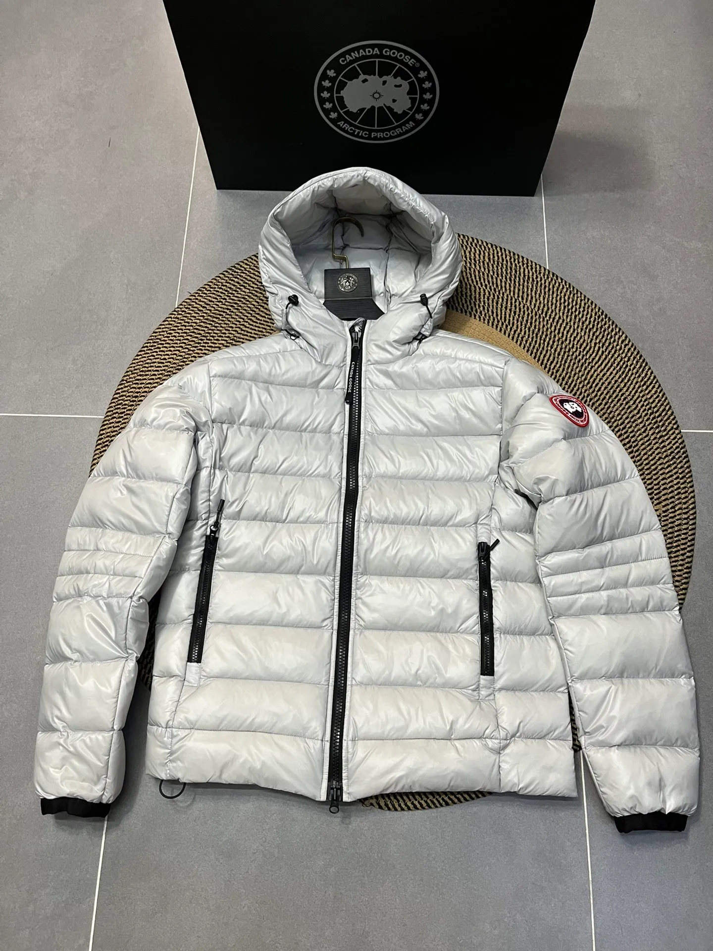 P860 Top 🔥purchase version 𝘾𝘼𝙉𝘼𝘿𝘼 𝙂𝙊𝙊𝙎𝙀/Canada Goose 2227 thin and light model. It’s super lightweight and doesn’t feel any weight on your upper body at all! Show more temperament‼  Canada Goose, a Canadian brand, has always been recognized as the warmest down jacket. Various Instagram celebrities, Internet celebrities, and celebrities often wear it for street photos. I make Canada Goose every year, but I still can’t get rid of my love for the goose. No matter how cold the winter is, there is no need to be afraid. Canada Goose is the legendary warmest down jacket and is known as a must-have for Arctic outdoor sports! The most popular down jacket in the world, celebrities are rushing to buy it, it is a must-have! Size: S-2XL Color: silver gray (red label) silver gray (black label), black (red label), black (black label), dark blue